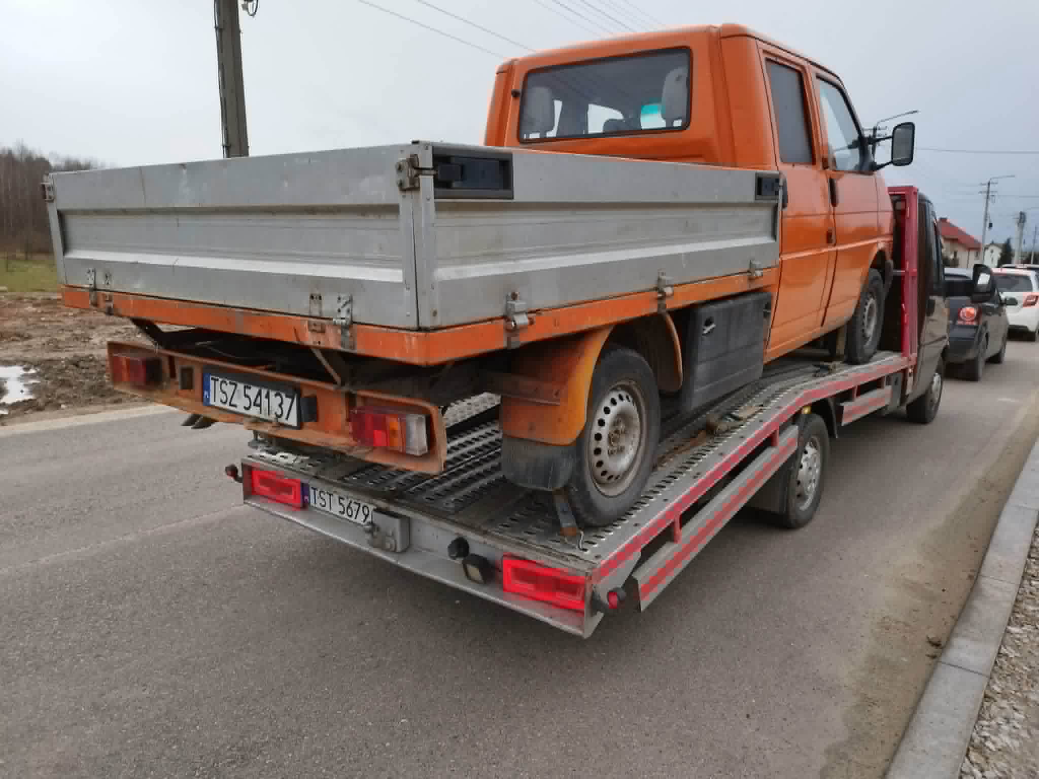 Skup busów świętokrzyskie — VW Transporter doka odebrany lawetą